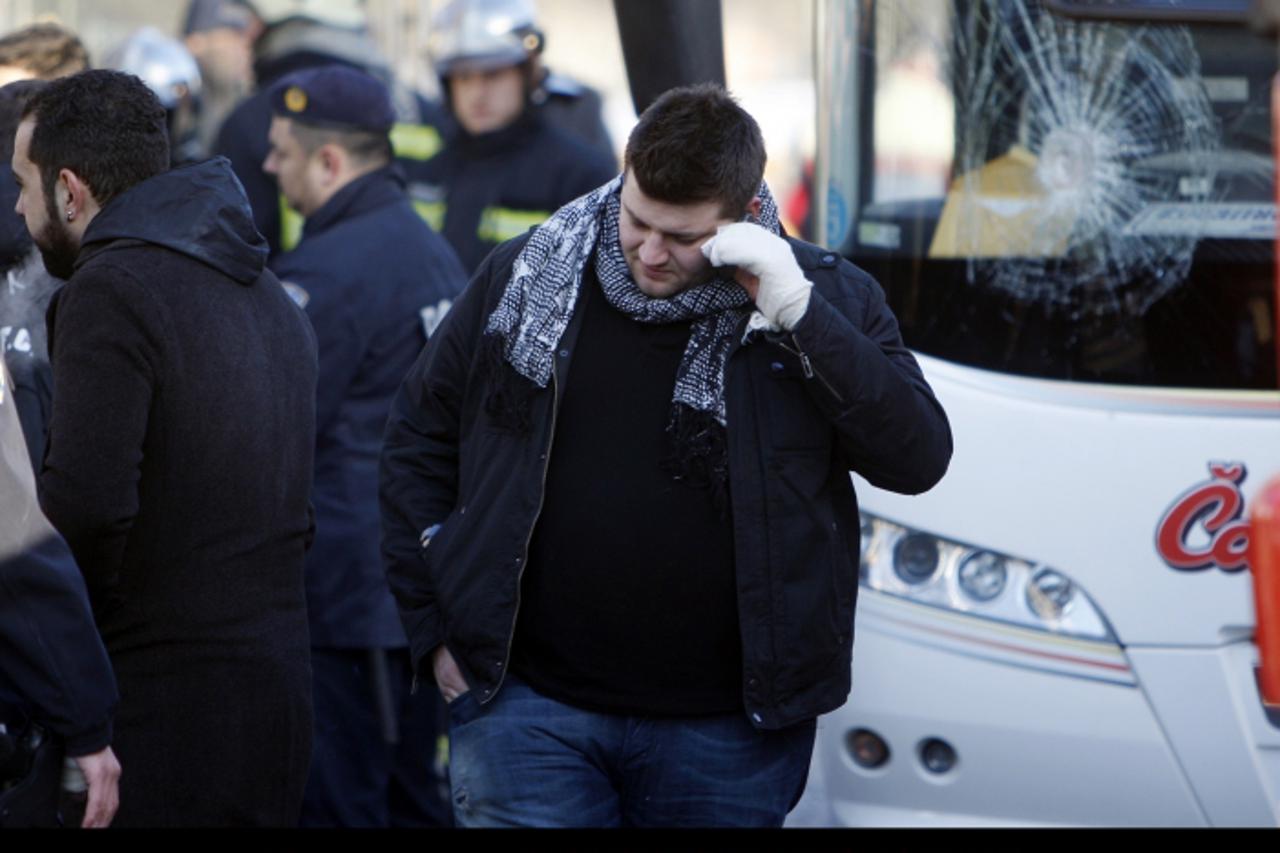 '14.12.2010., Av. Dubrovnik, Zagreb - Nepoznati napadaci presreli su autobus s navijacima grckog nogometnog kluba Paok s kojim NK Dinamo igra odlucujucu utakmicu za prezimljavanje u Europi. Policija t