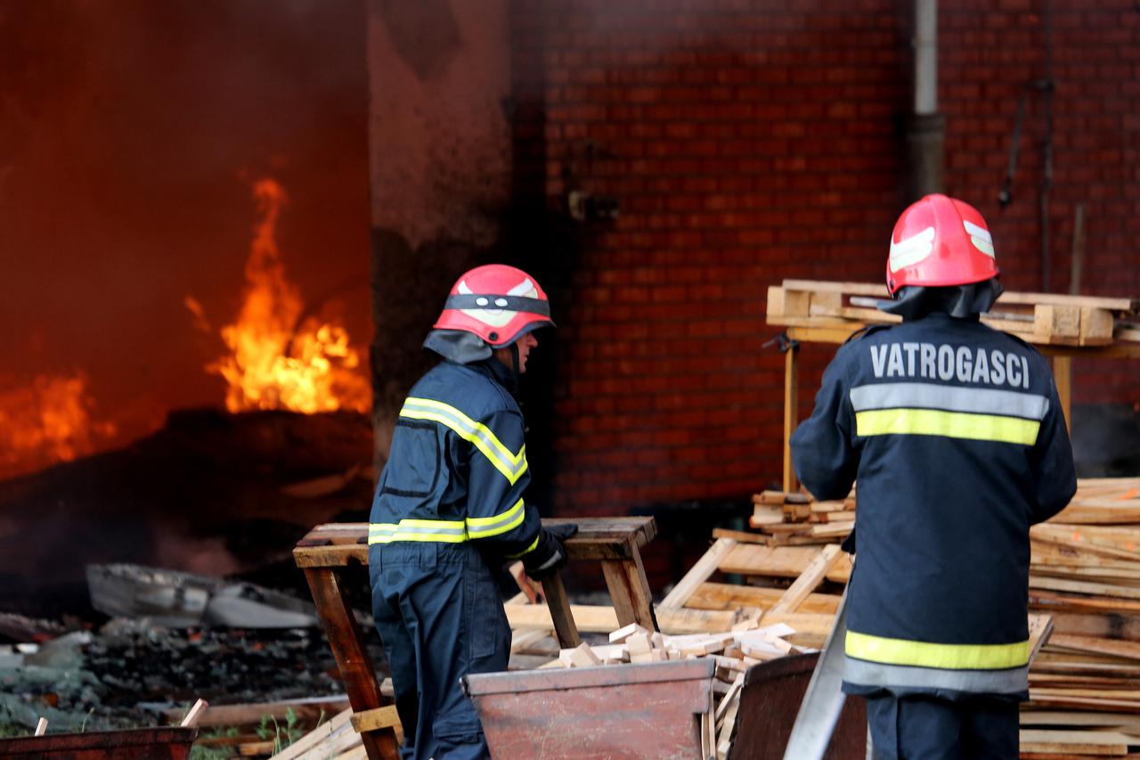 29.06.2015., Djurdjenovac, Nasice - Veliki pozar u novom postrojenju nekadasnje tvornice DIK Djurdjenovac u kojoj se nalazi lakirnica. Photo: Marko Mrkonjic/PIXSELL