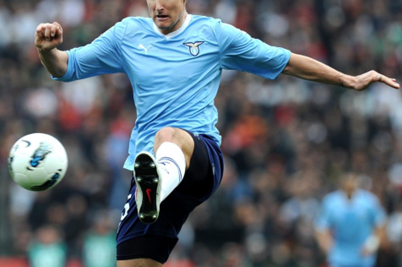 'Lazio\'s German forward Miroslav Klose controls the ball during an Italian Serie A football match between AS Roma v Lazio at the Olympic Stadium in Rome on March 4, 2012. AFP PHOTO / GABRIEL BOUYS'