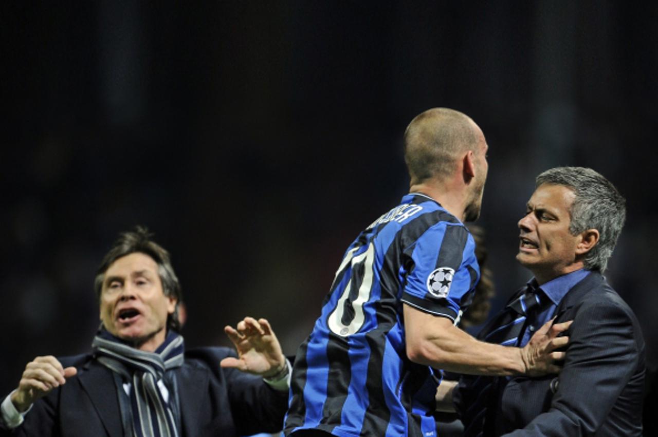 \'Inter Milan\'s Dutch midfielder Wesley Sneijder (C) celebrates with Portugese coach Jose Mourinho after teamate Diego Milito scored during the UEFA Champions League first leg semifinal Inter Milan v