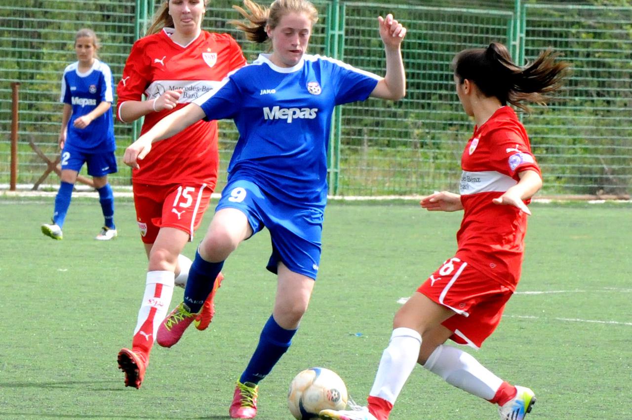 Siroki Brijeg, 13.4.2016. Siroki Brijeg - Zeljeznicar 3:0 (0:0) Julija Kvesic izmedju Semire Harbas (15) i Velide Avdic (16) Snimio: Mljenko Karacic