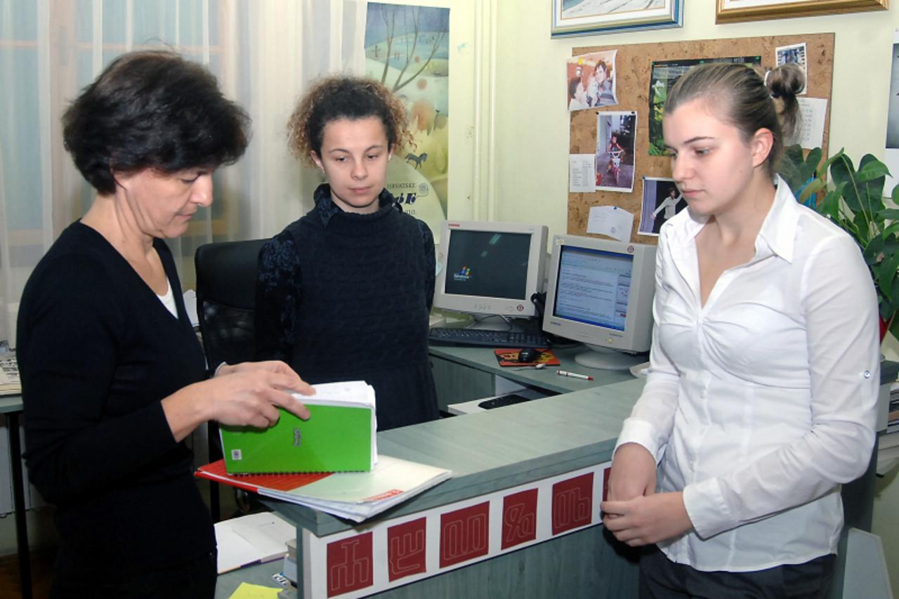 \'17.11.2010., Sisak - Gimnazijalka Roberta Kioncar(desno) sa profesoricom Marinom Kasa(lijevo) sudjelovala u Zenevi na Svjetskoj konferenciji mladih o klimatskim promjenama. Photo:Nikola Cutuk/PIXSEL