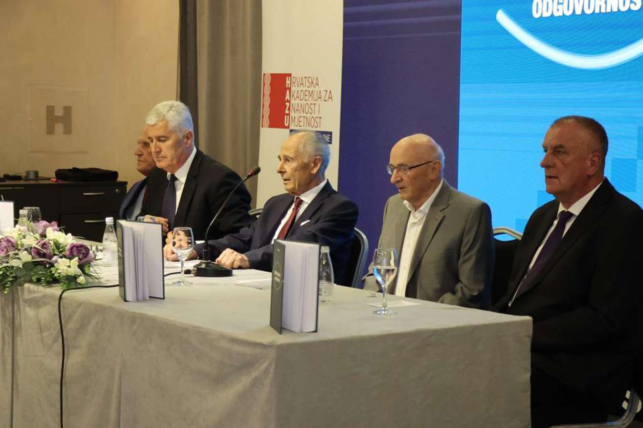 knjiga Između dužnosti i odgovornosti