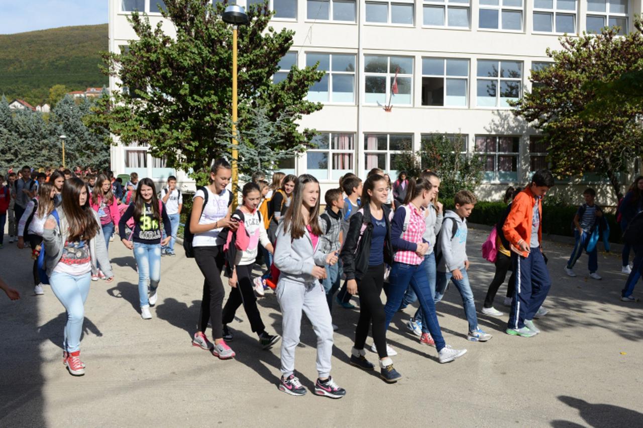 'bih...posusje...24.10.2013...posusje, osnovna skola ivana mazuranica foto: zoran grizelj vecernji list'