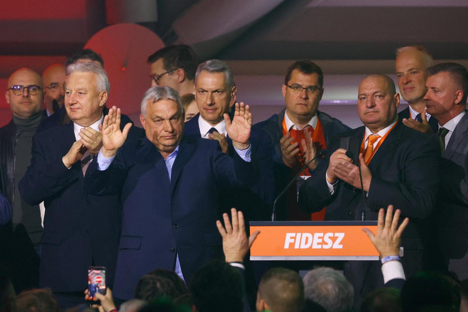 Nakon objave djelomičnih rezultata parlamentarnih izbora, Orbán se u nedjelju obratio pristašama u Budimpešti. Pritom je bio vrlo emotivan te zahvalio svim biračima.
