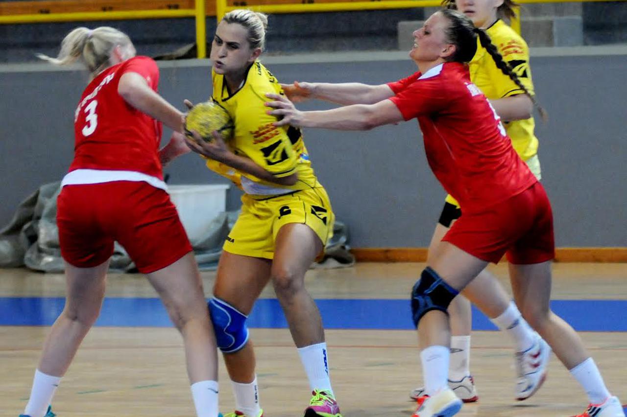 Grude, 18.8.2015.Grude Autoherc - Split 2010 24:32 (12:17)Amanda Maric prodire izmedju Tee Lisice (3) i Venere SurjanSnimio: Miljenko Karacic