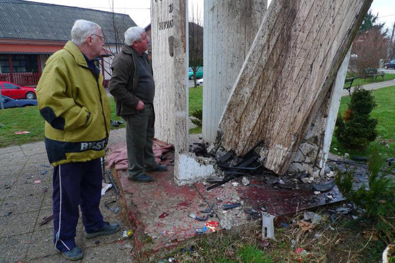 prometna, udarili u spomenik (1)