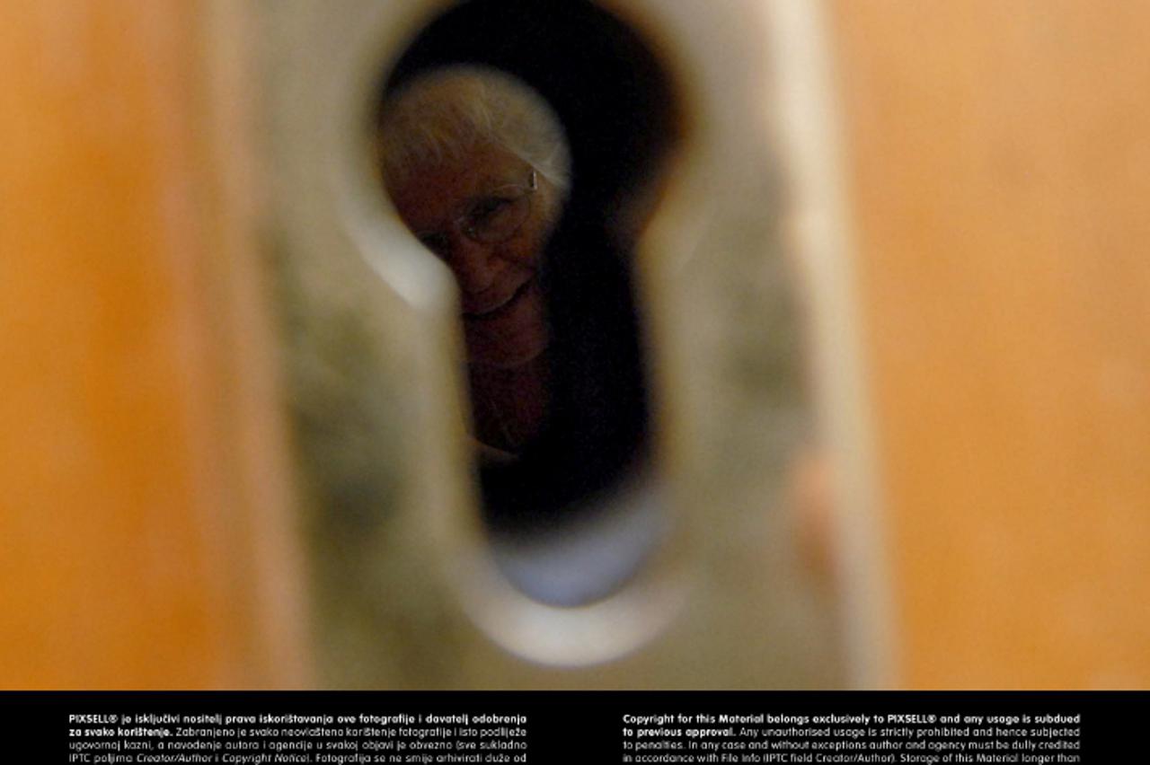 '02.05.2011., Slavonski Brod - Marija Kirin,  po povratku iz Londona ostala je sokirana nakon sto je vidjela da su lopovi provalili u njezin stan i pobacali sve stvari iz ormara trazeci  novac i druge