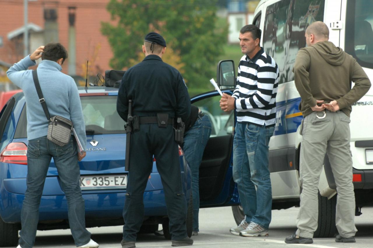 \'03.10.2010. Samobor-u Samoborskom kaficu ispred trgovackog centra Merkator specijalna policija je uhapsila nekoliko osoba,te provode pretres automobila  Photo: Davor Visnjic/PIXSELL\'