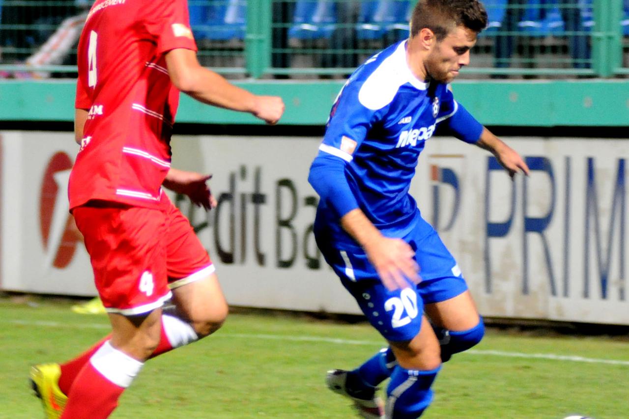 Siroki Brijeg, 13.9.2015. Siroki Brijeg - Mladiost 3:0 Ivan Buhac se oslobadja Faruka Gacana Snimio: Miljenko Karacic