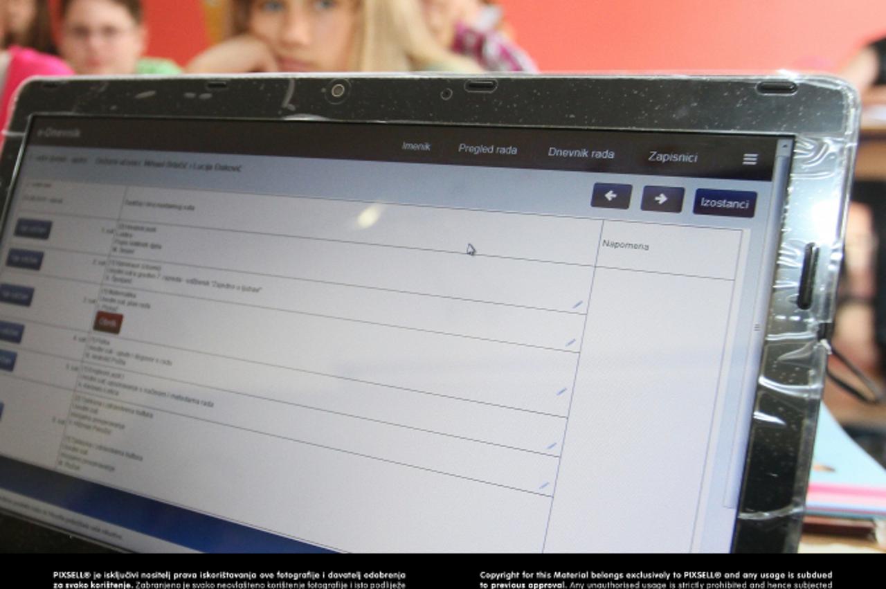 '04.09.2013., Koprivnica - Osnovna skola Djure Estera je jedna od cetiri obrazovne ustanove u kojima je zazivio projekt zamjene klasinih imenika e-imenicima.  Photo: Marijan Susenj/PIXSELL'