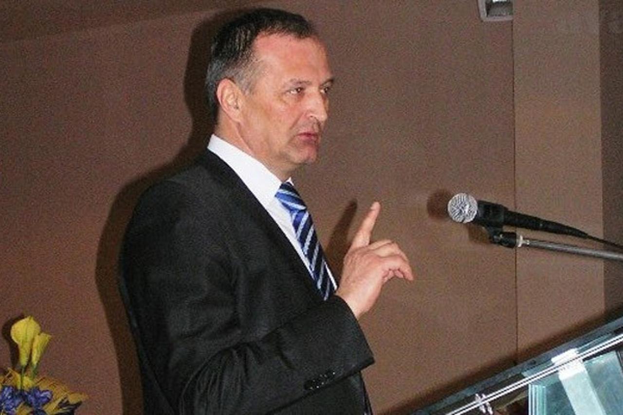 'ministar helez na skupstini'