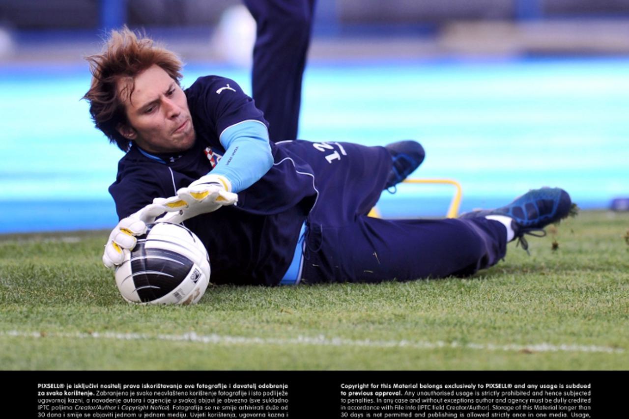 '12.07.2011., Zagreb - Nogometasi GNK Dinamo na preuredjenom maksimirskom stadionu odrzali su trening na novoj travi uoci utakmice GNK Dinamo - Neftchi Baku. Filip Loncaric.  Photo: Marko Lukunic/PIXS