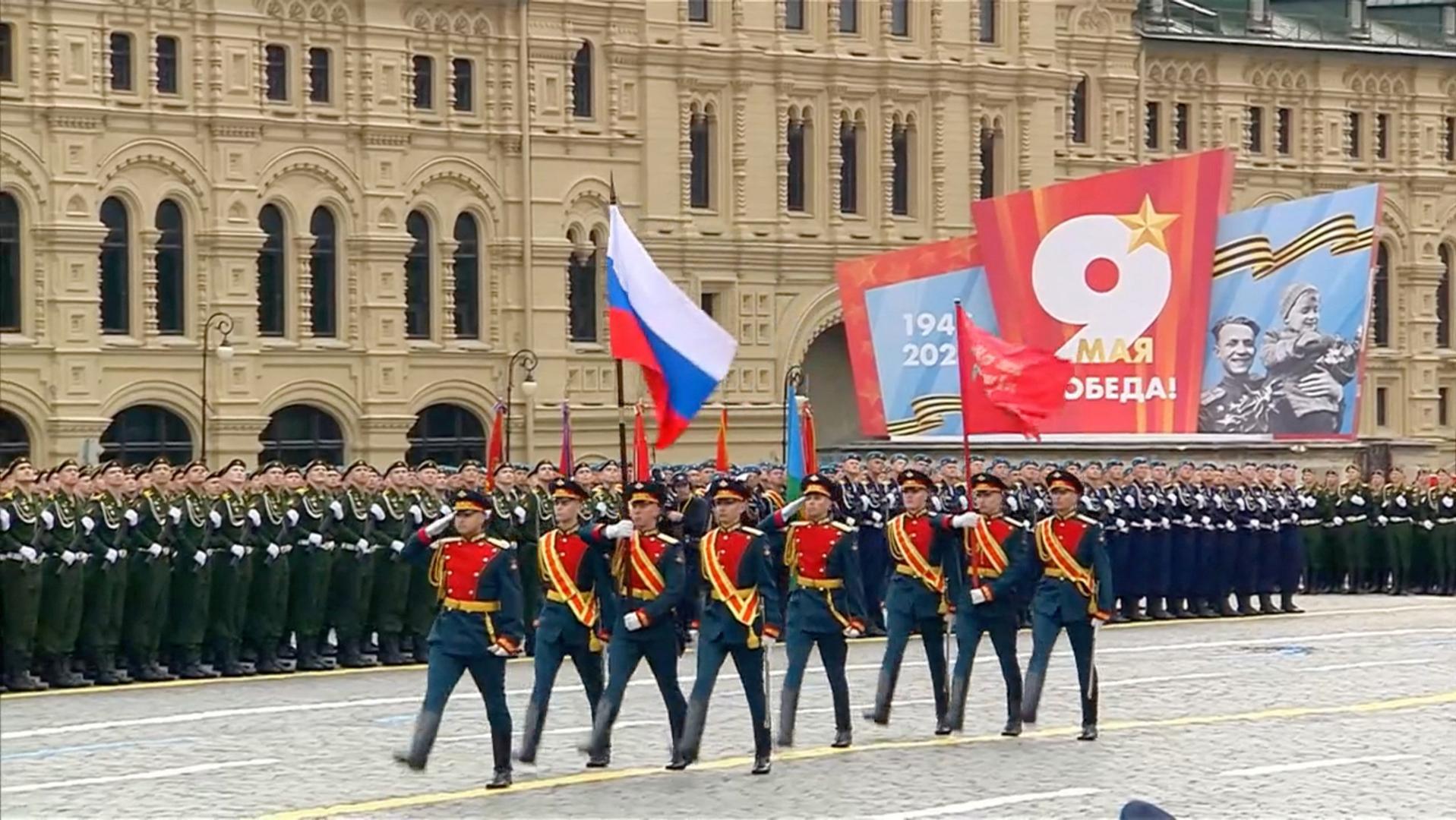 Moskvom marširaju vojnici, ispred Lenjinovog mauzoleja, borbeni zrakoplovi letjet će nad tornjevima Kremlja, a predsjednik Vladimir Putin drži govor prije nego što položi cvijeće na grobu neznanog junaka.
