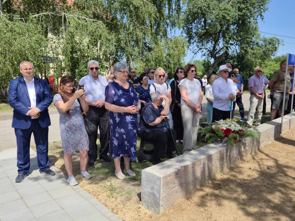 spomenik majci
