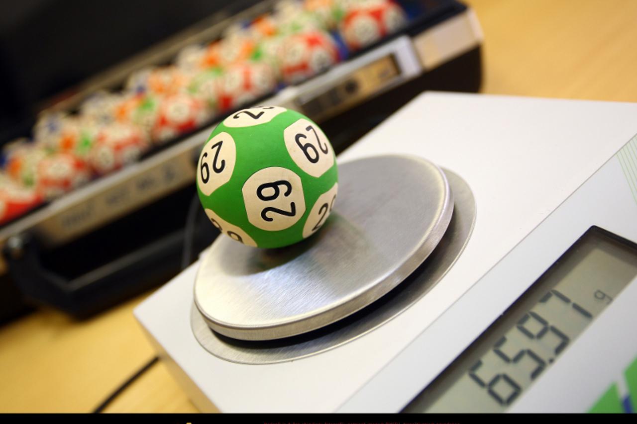 '02.06.2009., Zagreb - Hrvatska lutrija, vaganje kuglica za loto 7/39.  Photo: Dalibor Urukalovic/24sata'