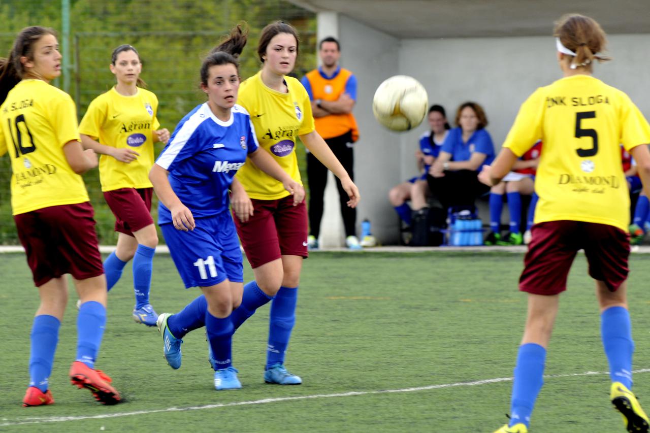 Siroki Brijeg, 7.5.2016. Siroki Brijeg - Sloga (Ljubuski) 2:1 (1:0) Matea Marusic (11) izmedju Gabrijele Krasic (10) i Anice Matic (5) Snimio: Miljenko Karacic