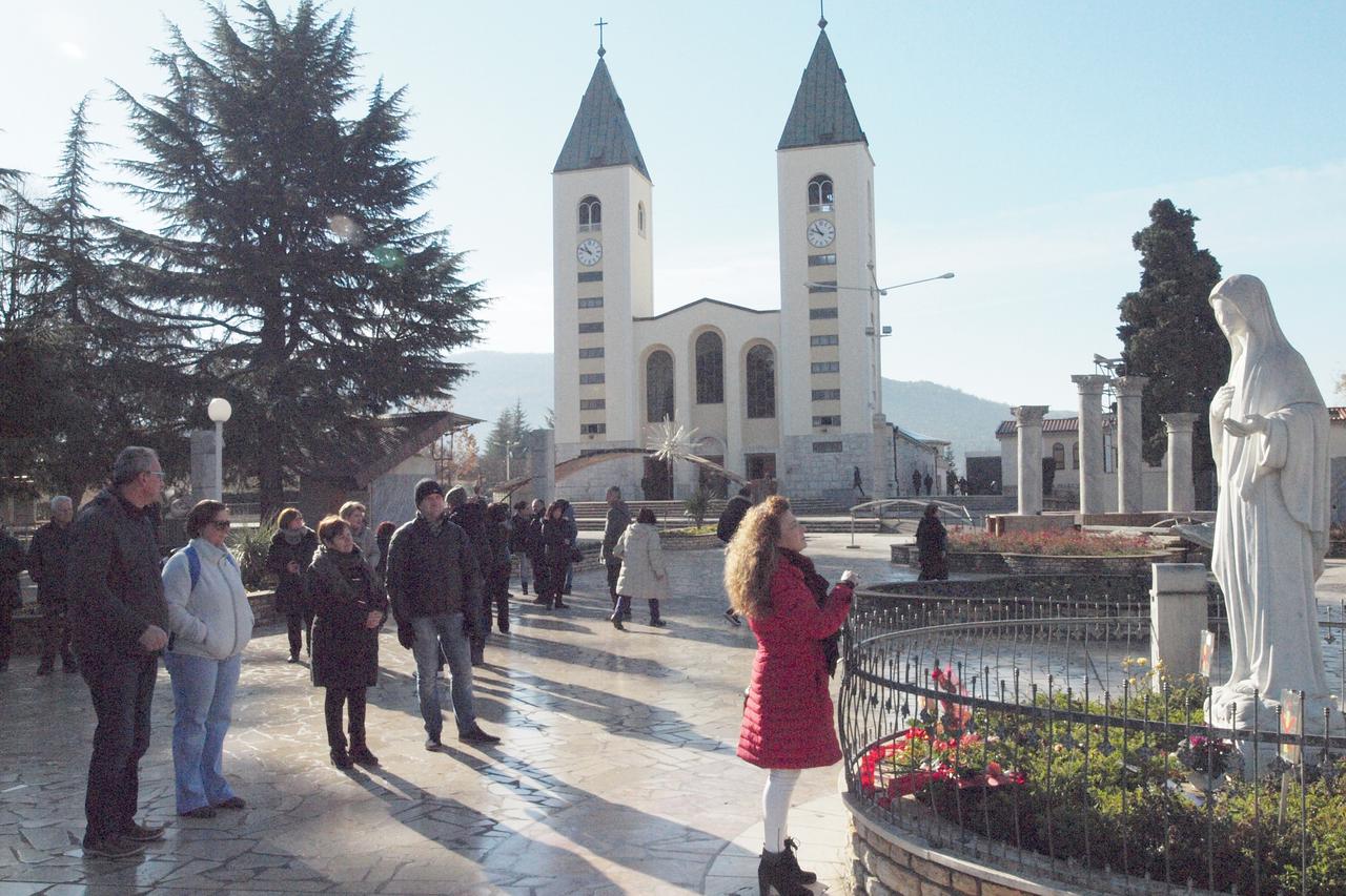 Hodočasnici kraj Gospina kipa na proslavi svetkovine Bezgrješnog začeća Blažene Djevice. Medjugorje,08.12.2015.Snimio:Marijan Sivrić