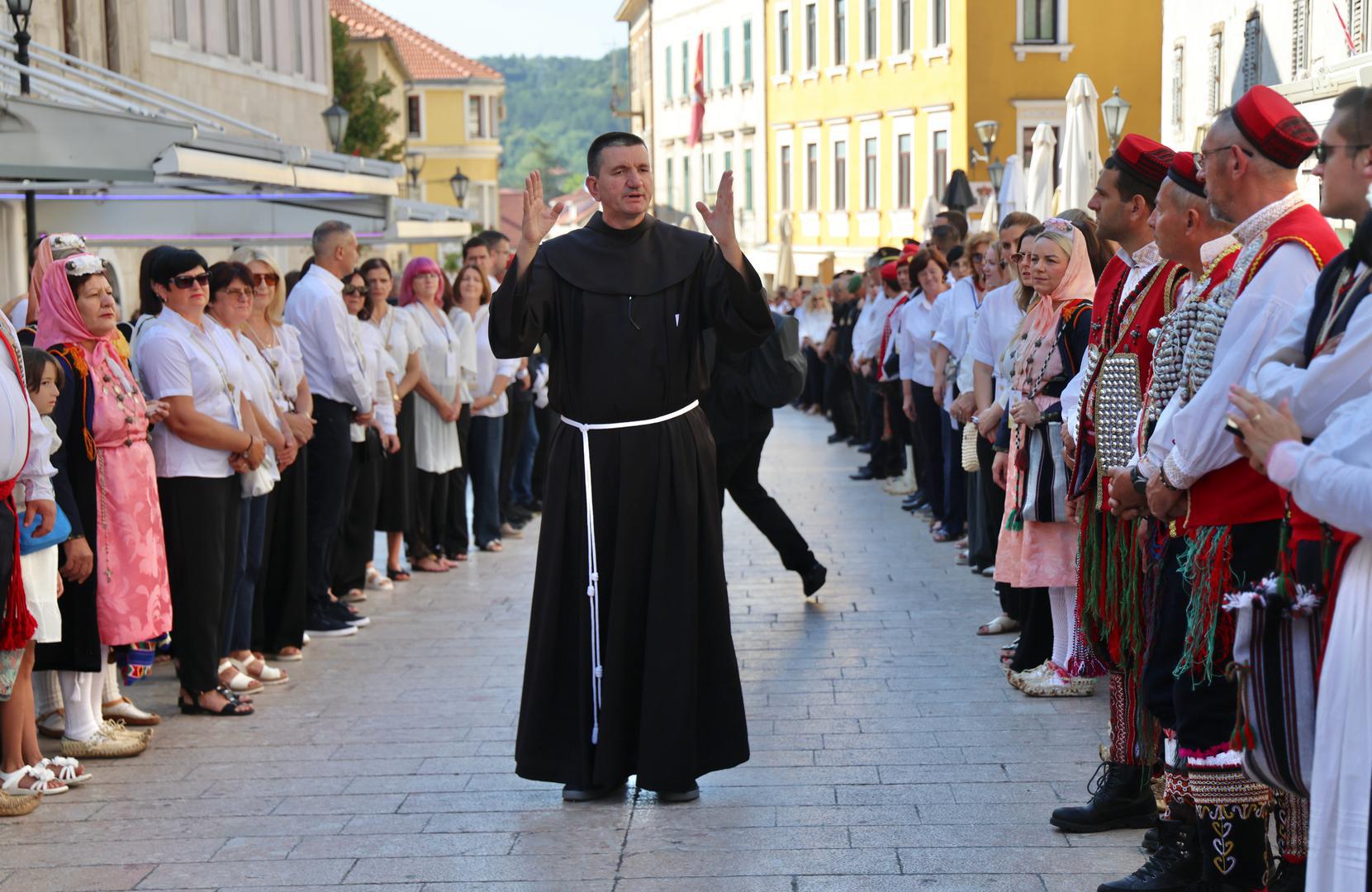 U Sinju je jutros održana tradicionalna procesija s Čudotvornom Gospom Sinjskom, u kojoj prema policijskim procjenama sudjeluje više desetaka tisuća vjernika. Tijekom dana očekuje se i do 100 tisuća hodočasnika.