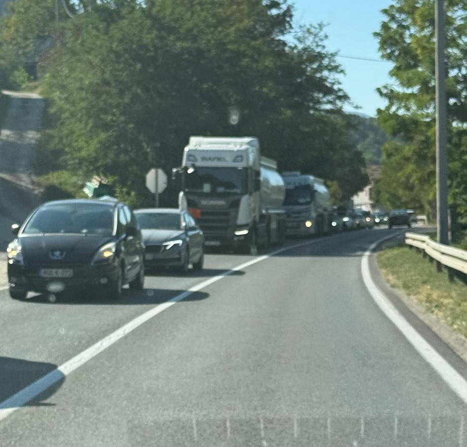 kolona na cesti