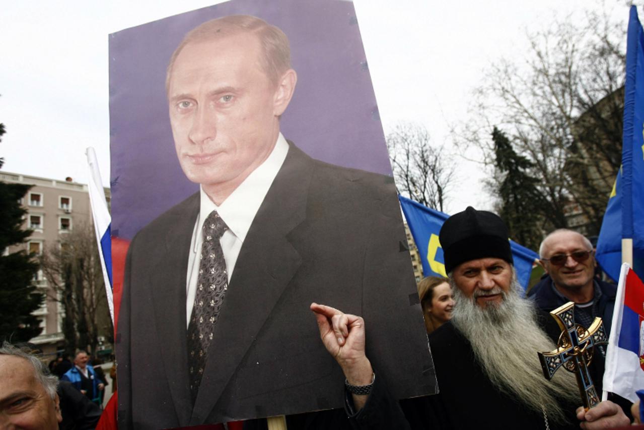 \'Belgraders wait for Russia\'s Prime Minister Vladimir Putin during his visit to Belgrade March 23, 2011.   REUTERS/Djordje Kojadinovic (SERBIA - Tags: POLITICS)\'