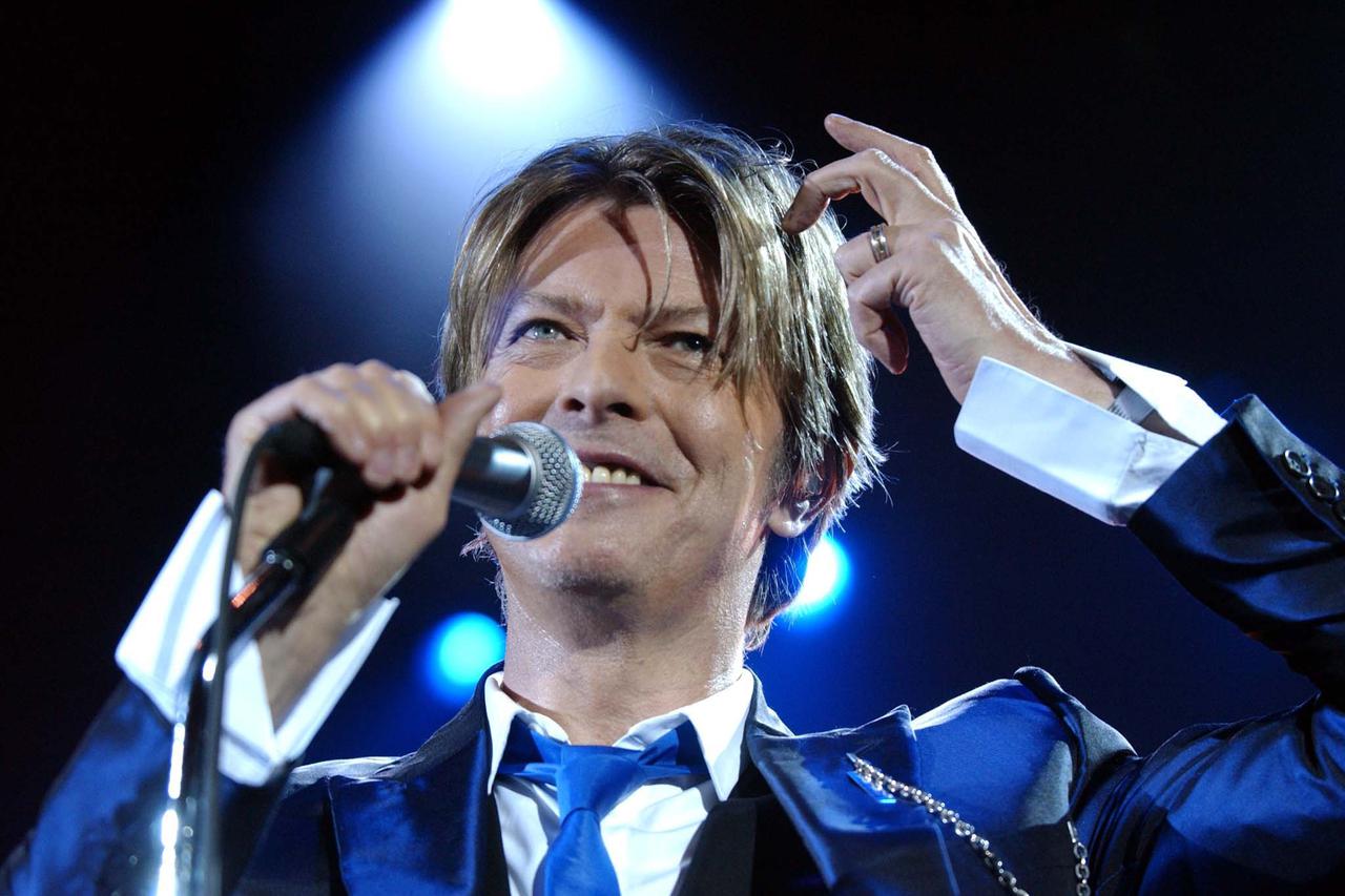 David Bowie performs on stage at the relaunch of the Carling Apollo, Hammersmith, in west London.  Photo: Press Association/PIXSELL