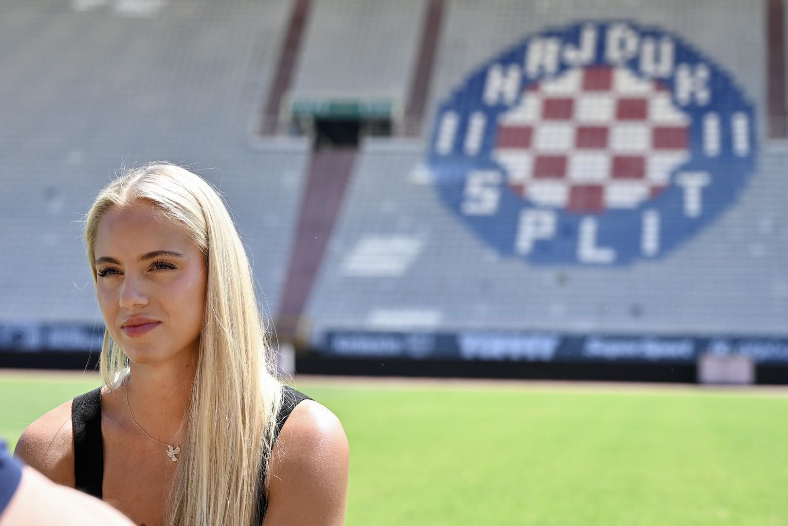 Stiže iz Brooklyna gdje je igrala prošle sezone, a karijeru je prije toga gradila u Švicarskoj - zemlji u kojoj je i rođena. Nastupala je za tamošnje velikane poput Zuricha i Grasshoppersa.