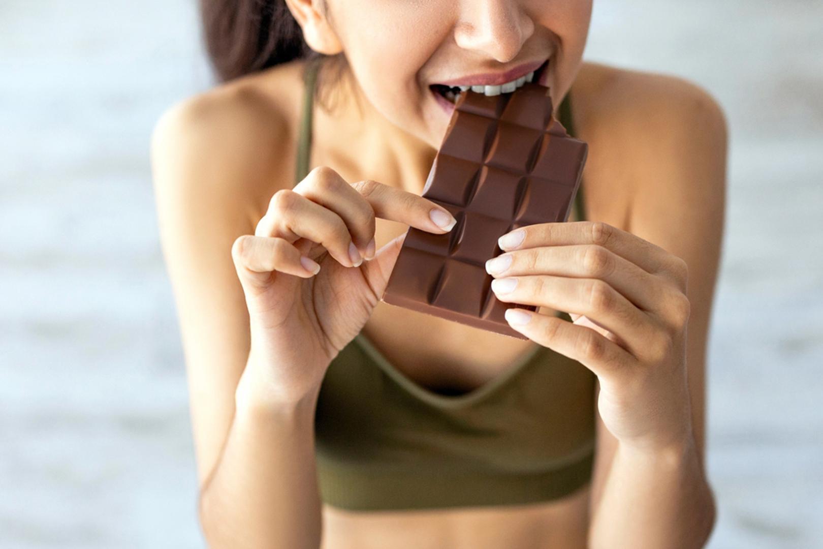 Ako netko ima dobar PR, onda je to čokoladna industrija: studije omiljenu namirnicu povezuju sa sniženim tlakom, boljom kardiovaskularnom funkcijom i manjim stresom. No, priča nije crno-bijela – uz 'pro' argumente postoje i oni drugi, 'kontra' koji rjeđe dospiju u medije. Želite li realnu sliku, važno je znati i razloge zbog kojih bi valjalo smanjiti svakodnevno grickanje čokolade, piše Huff Post.