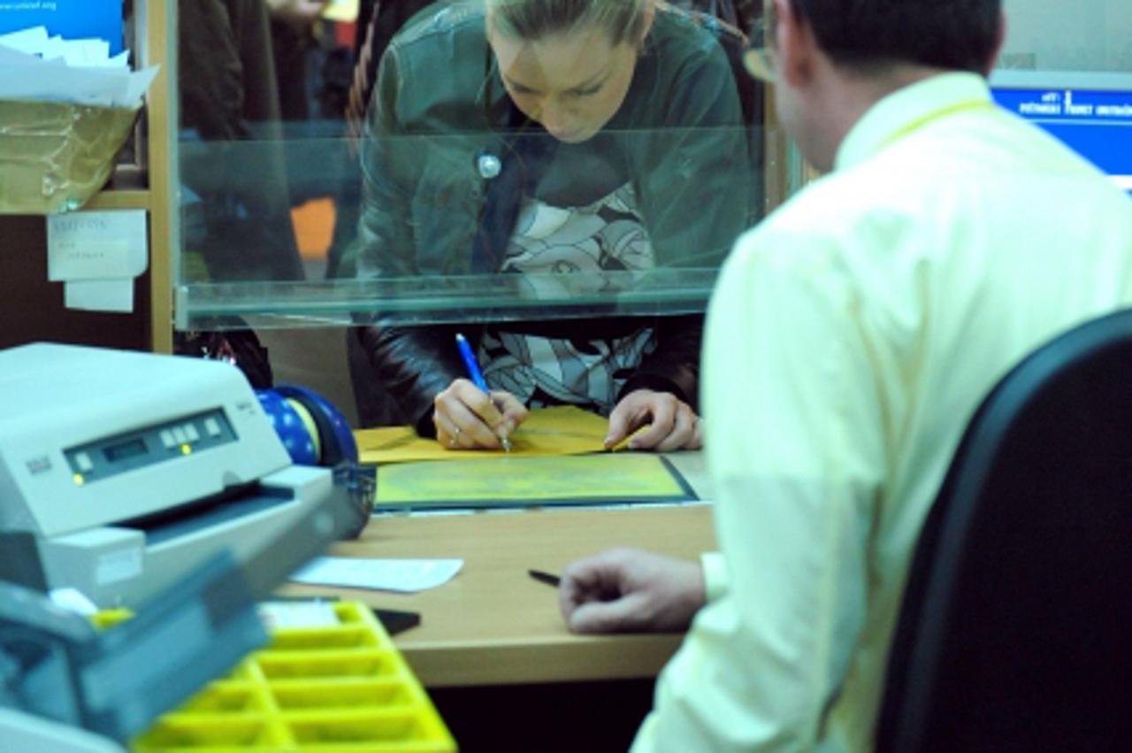 '02.03.2009., Zagreb - Guzva na salterima poste u Branimirovoj zadnji dan predaje poreze prijave.  Photo: Marko Lukunic/Vecernji list'
