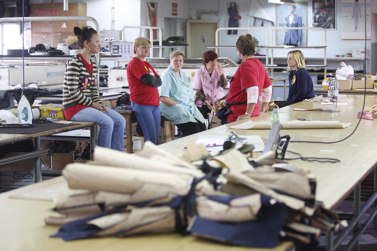 Zagreb, 290910. Reljkoviceva 8. Kamensko, dionicko drustvo za proizvodnju idjece i rublja. Radnice Kamenskog nakon dugotrajne krize i neisplacenih placa, krenule su u totalni strajk. Na slici: Radnice su zaustavile svoj posao i mirno sjede kraj svojih str