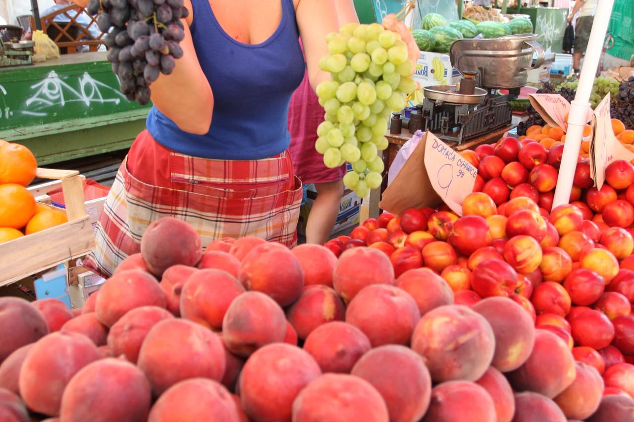 07.07.2012., Split - Na trznici bogata ponuda voca, ilustracija. Photo: Ivo Cagalj/PIXSELL