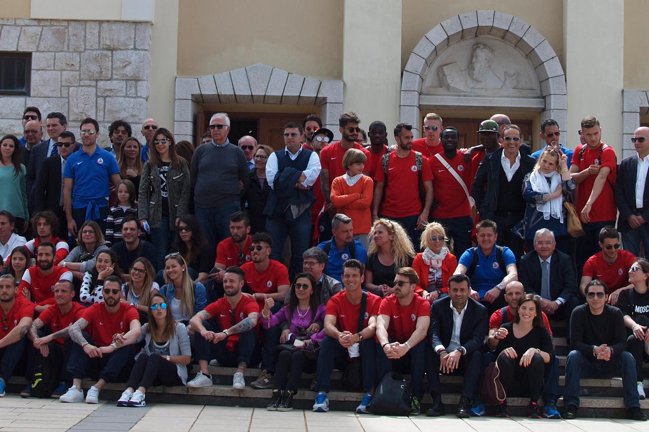 Nogometaši Barija sa svojim obiteljima, njih 110 jučer su bili u Medjugorju. Medjugorje, 13.04.2016.Snimio:Marijan Sivrić