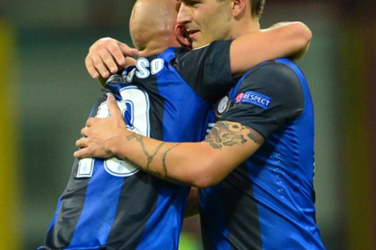 'Inter Milan\'s Croatian forward Marko Livaja (R) celebrates with Argentinian teammate midfielder Esteban Matias Cambiasso after scoring during the UEFA Europa League football match between Inter Mila