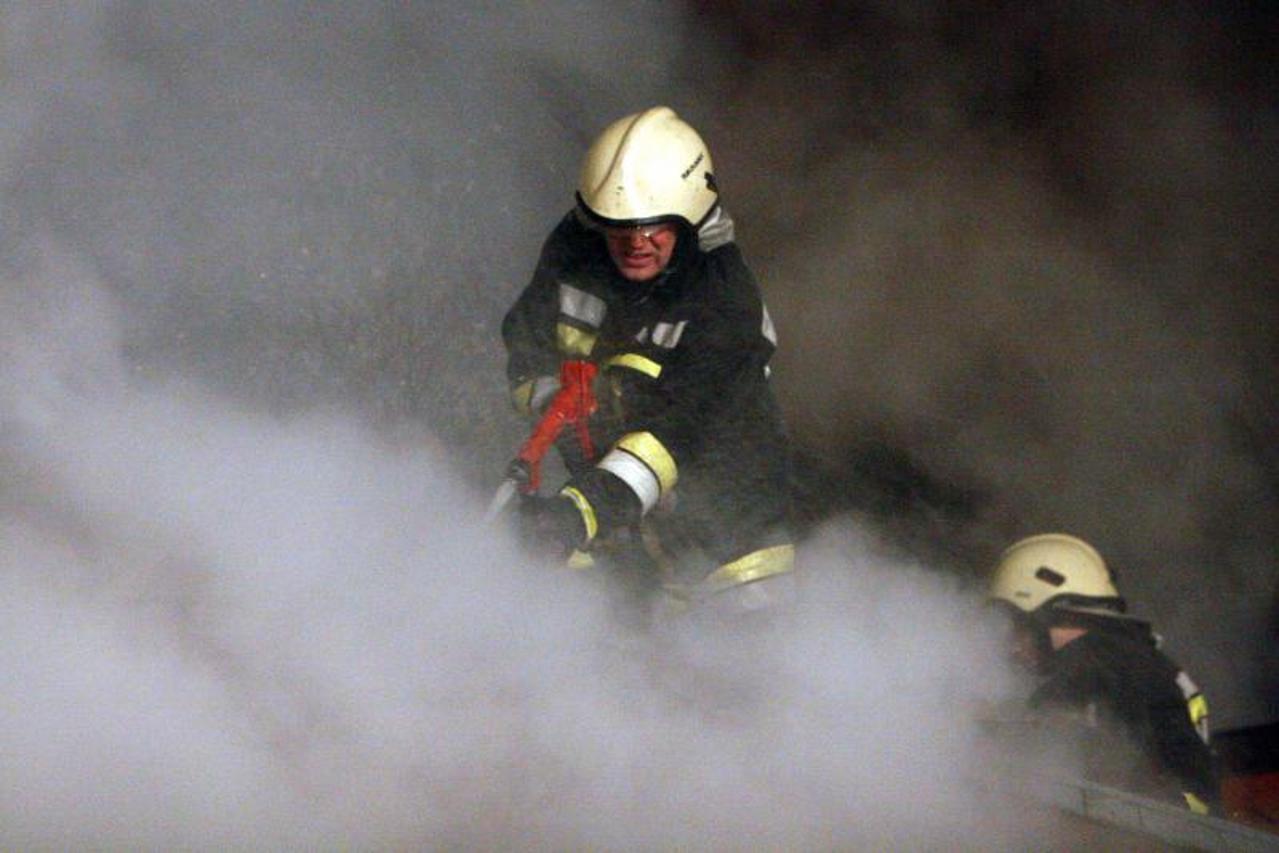 \'27.12.2010.,Velika Gorica - U Karlovackoj ulici u Velikoj Gorici oko 21.30 sati buknuo je pozar na krovistu jedne kuce te se ubrzo prosirio na jos tri kuce u nizu. Vatrogasci s osam vatrogasnih kola