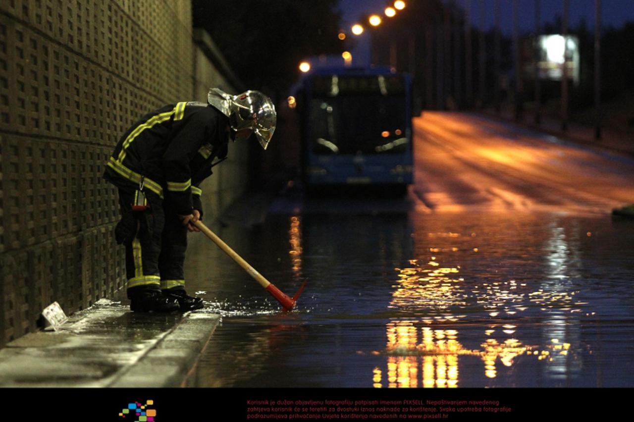 '23.07.2011., Zagreb, - Velike oborine opet su poplavile podvoznjak na krizanju Skorpikove i Aleje Bologne. Photo: Anto Magzan/PIXSELL'