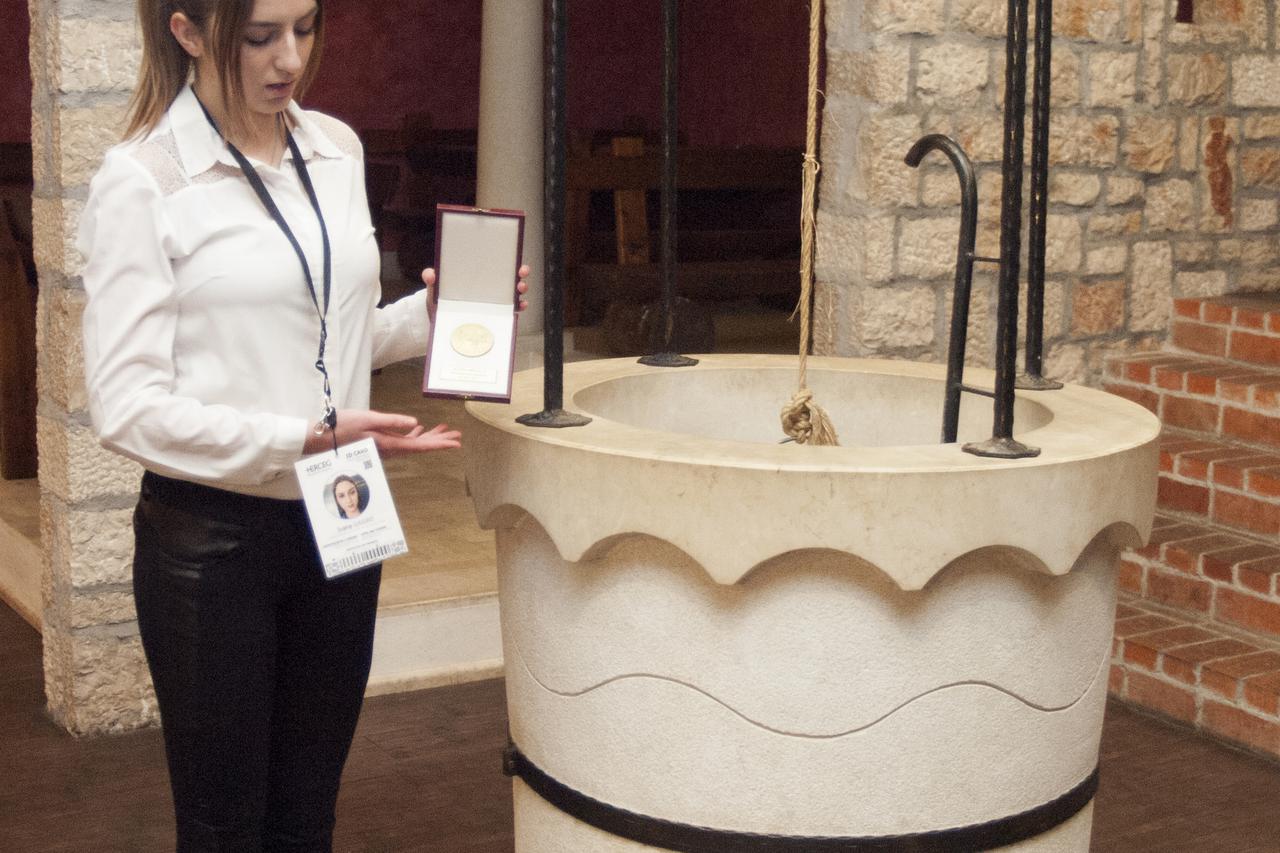 Ivana Gagro kaže kako su praksom u Herceg Etno selu upotpunili svoje znanje. Medjugorje, 20.12.2016.Snimio:Marijan Sivrić 