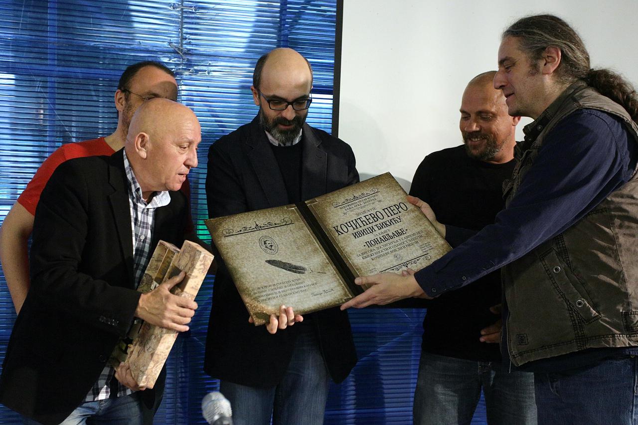 13.11.2015., Zagreb -  Na Interliberu dodijeljena nagrada Kocicevo pero knjizevniku Ivici Djikicu. Nikola Vukolic, Nenad Rizvanovic, Ivica Djikic, Boris Dezulovic.  Photo: Zarko Basic/PIXSELL