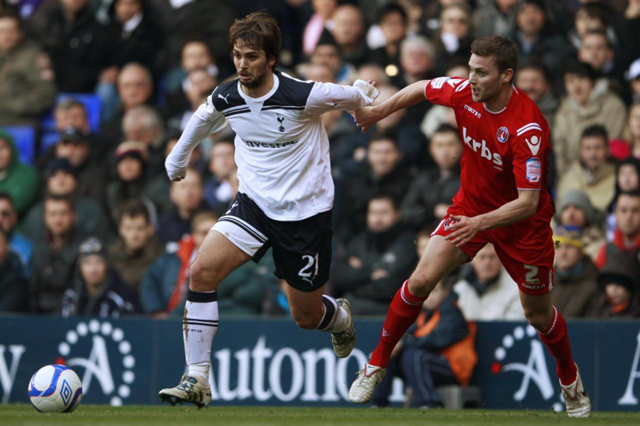 'Tottenham Hotspur's Niko Kranjcar (L) challenges Charlton Athletic's Matt Fry during their FA Cup soccer match at White Hart Lane in London January 9, 2011.    REUTERS/Eddie Keogh (BRITAIN - Tags: