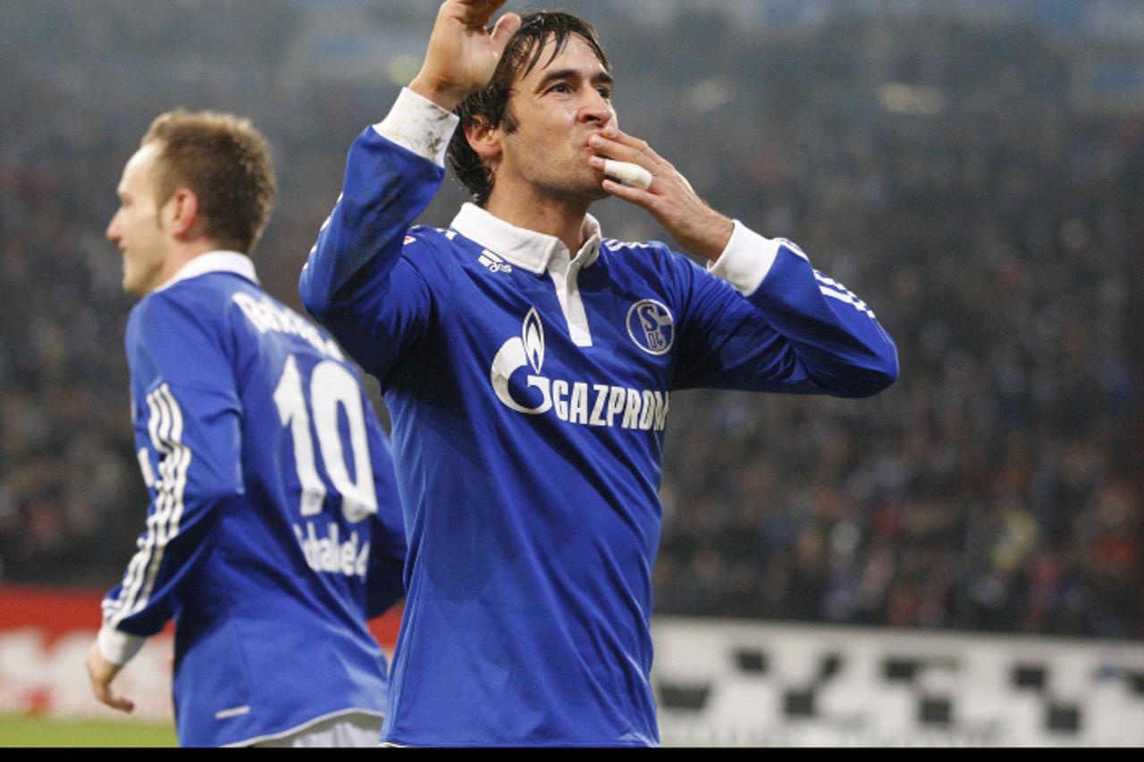 \'Raul jubel Gelsenkirchen, 18.12.2010, 1.Fussball Bundesliga, Saison 10/11, FC Schalke 04 - 1.FC Koeln, Foto: APF  Veroeffentlichung nur gegen Honorar, zahlbar an -  APF - Agentur fuer professionelle