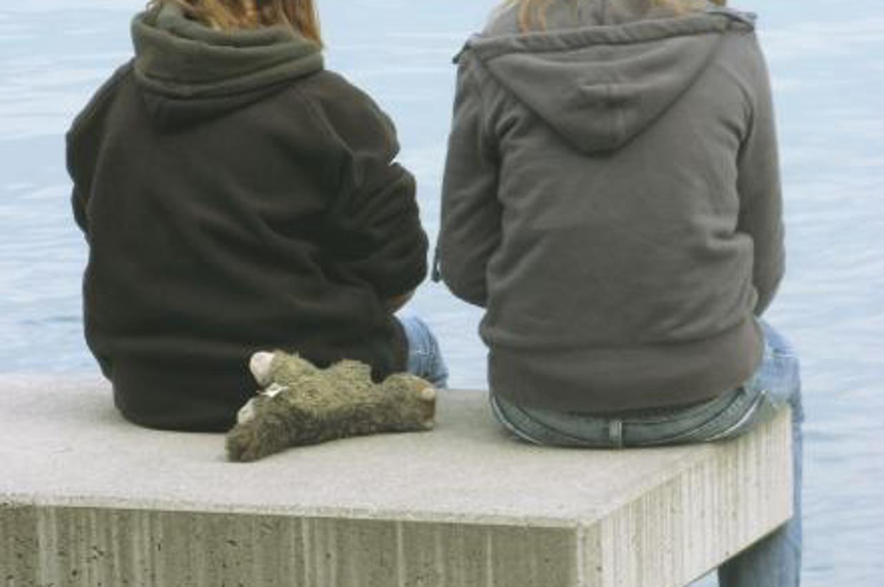 \'Concepts; Sisters sitting on a bench\', djevojčice, silovanje, pedofilija