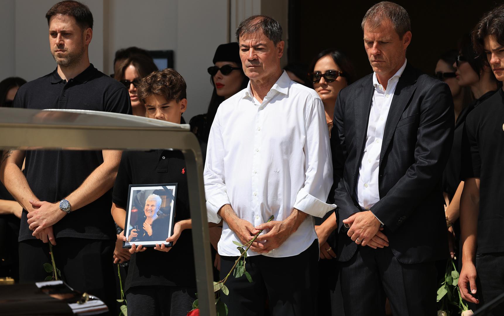 Stojan i Zdravkov sin Mario nalazili su se uz lijes, dok Zdravko i Zoran nisu nazočili majčinom pogrebu zbog zakonskih stvari.
