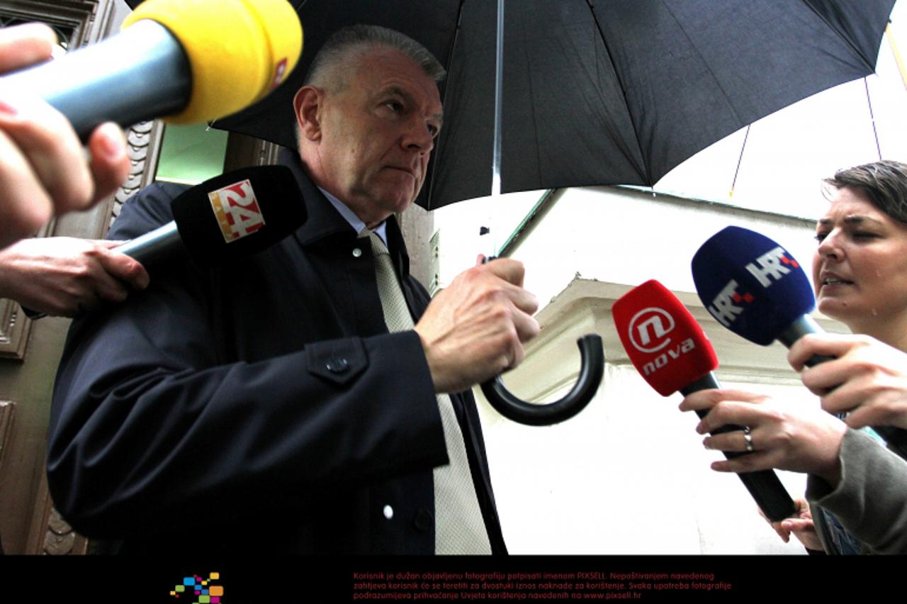 '07.05.2012., Zagreb - Hrvoje Petrac, osudjenik za otmicu Zagorceva sina, na sud stigao s putovnicom. Prijeti mu povratak u zatvor na 10 mjeseci jer je vise puta napustao Hrvatsku bez dozvole i tako i