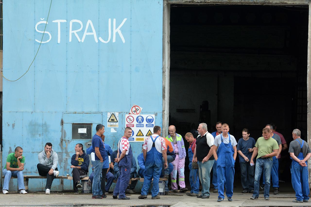 17.08.2015., Sisak - Radnici Metalinga u strajku su tjedan dana i nece ga prekinuti dok im Uprava ne isplati zaostale place, a sutra ce prosvjednom setnjom do sredista grada upozoriti gradske i zupanijske vlasti sa svojim problemom. Photo: Nikola Cutuk/PI