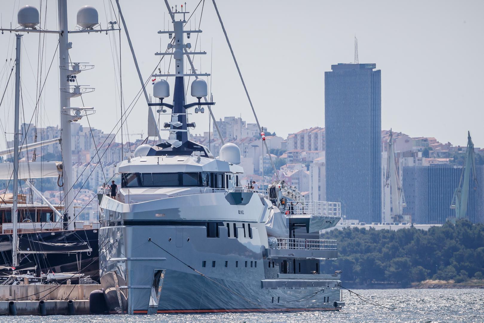 Izrađena je od čeličnog trupa i aluminijske nadgrađe, što jamči čvrstoću i vrhunsku maritimnost.
