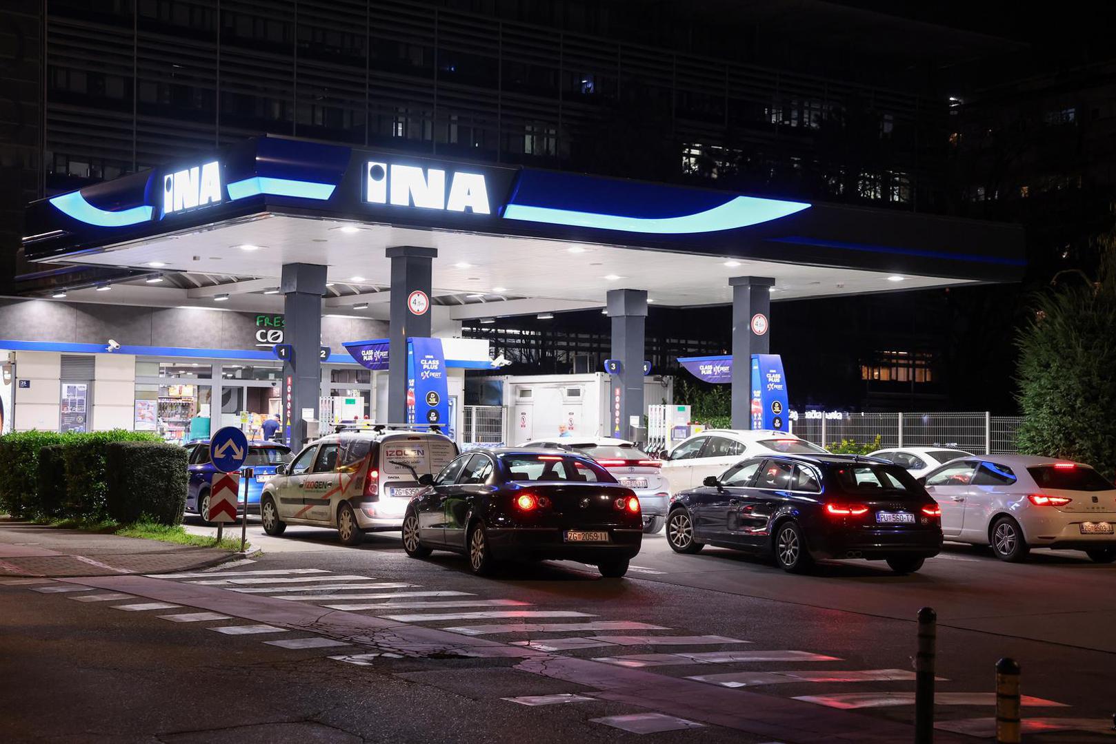 Prema novim cijenama, Eurosuper 95 poskupjet će s 1,55 na 1,62 eura, dizel s 1,55 na 1,73 eura, a plavi dizel s 0,89 na 1,19 eura.
