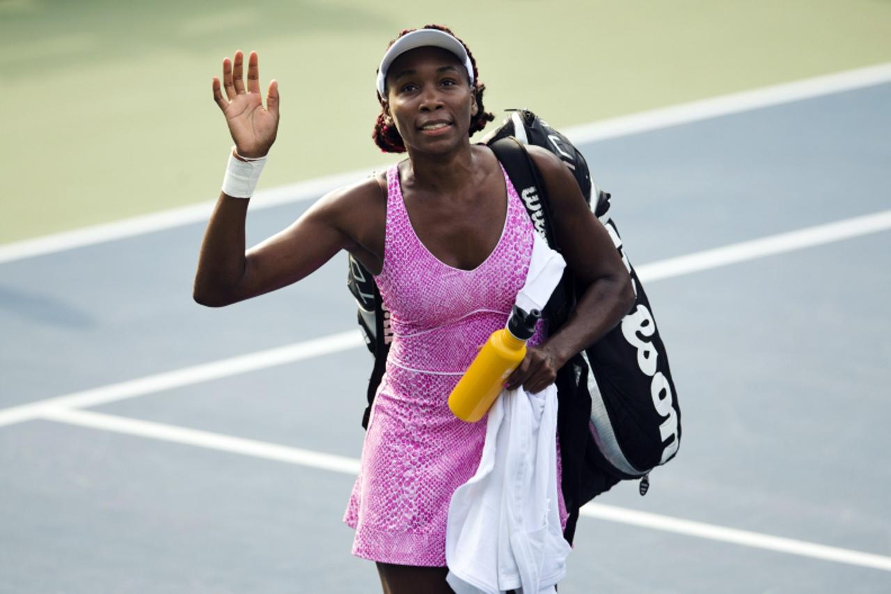 'Venus Williams of the U.S. leaves the court after being defeated by Kirsten Flipkens of Belgium during their women's tennis match at the Rogers Cup tennis tournament in Toronto August 6, 2013.    RE