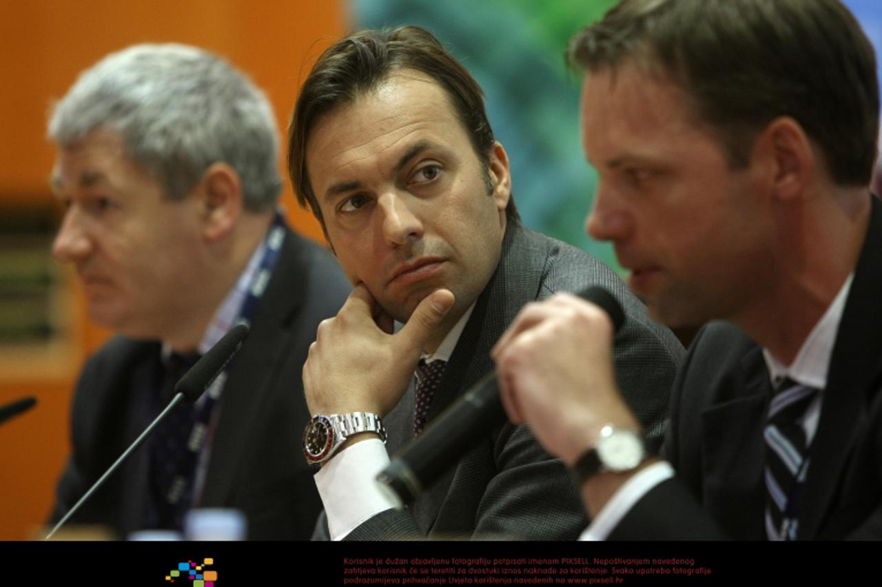 '24.04.2012., Jordanovac 110, Zagreb - U zagrebackoj skoli za ekonomiju i menadjerstvo odrzana je konferencija na temu: Kako ulagati u teskim vremenima. Drugi panel o perspektivi globalnih banaka. S l