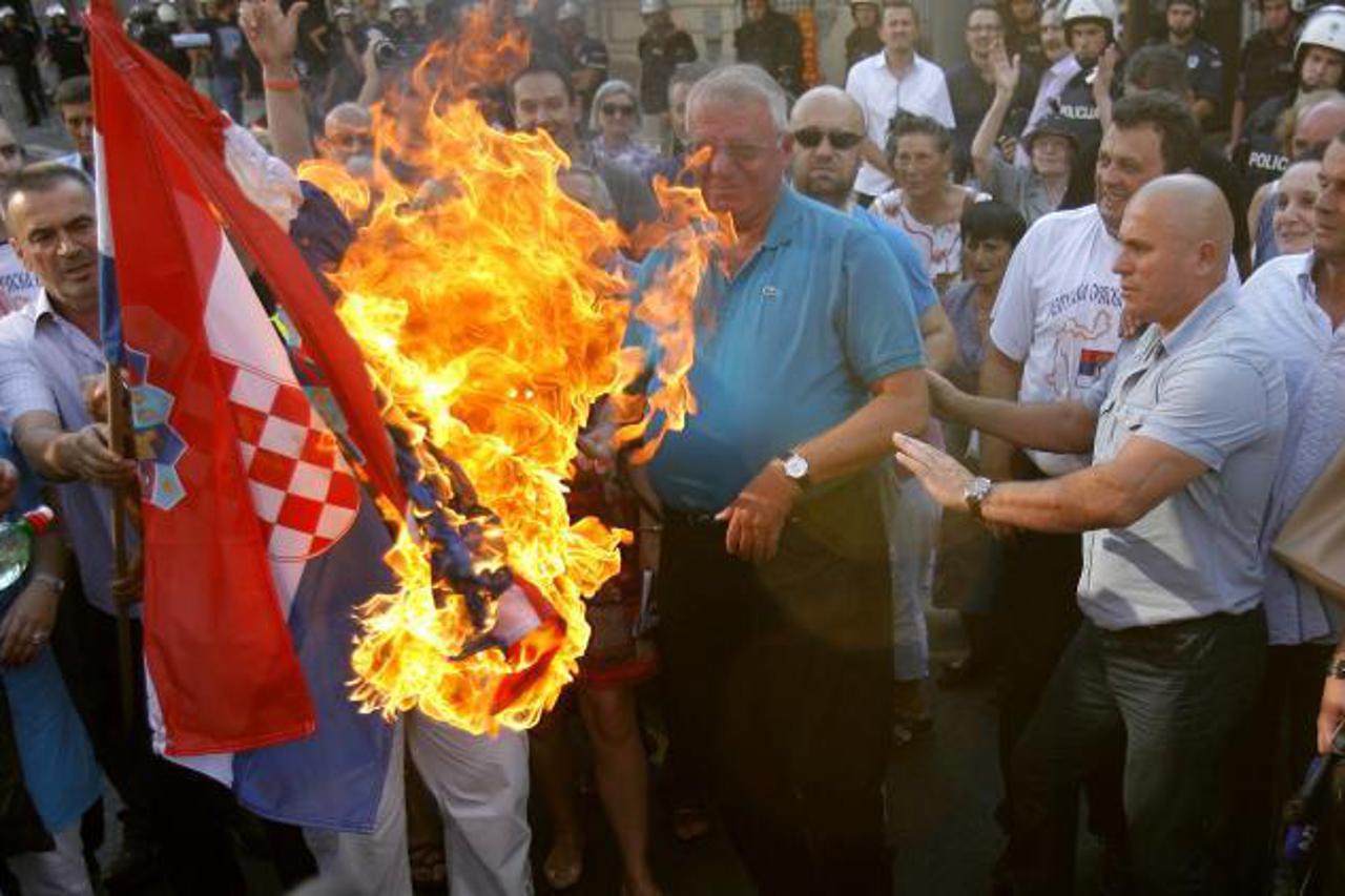 Šešelj opet zapalio hrvatsku zastavu 