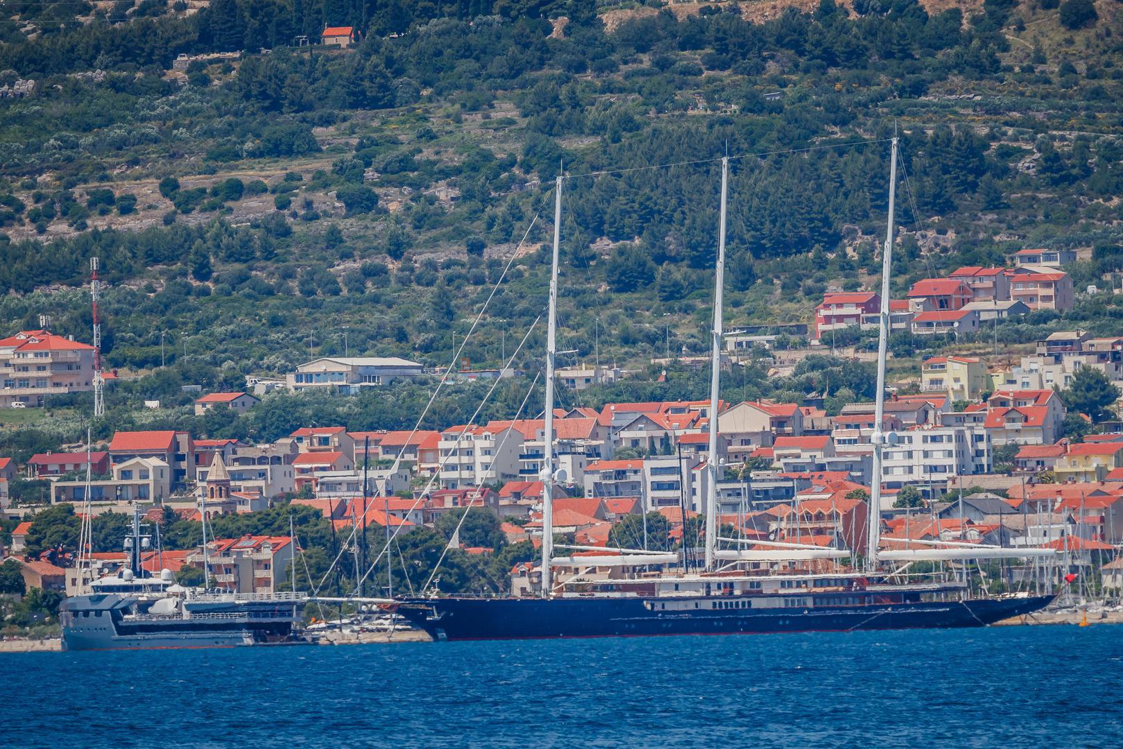 Ono što Abeonu čini posebnom jest njezina funkcija – riječ je o tzv. pratećoj jahti, osmišljenoj kao plutajuća logistička baza za Bezosovu glavnu jahtu Koru, najveću jedrilicu na svijetu