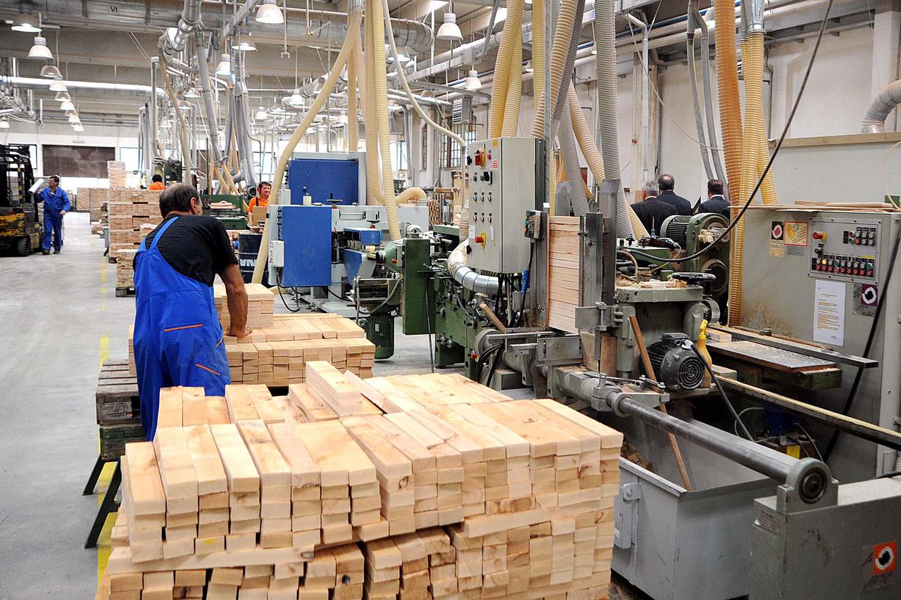 KLANA, 22 09. 2011. - Dodjela državne potpore drvnoj industriji u Klani, DI Klana, miladin marković i božidar pankretić  DRVNA INDUSTRIJA, STOLICA, IZRADA   SNIMIO: VEDRAN KARUZA